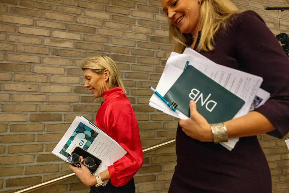DNB og konsernsjef Kjerstin Braathen (til venstre) virker så langt lite rammet av bremsen i boligmarkedet. Her er hun på vei inn til tredjekvartalspresentasjonen torsdag morgen sammen med finansdirektør Ida Lerner.