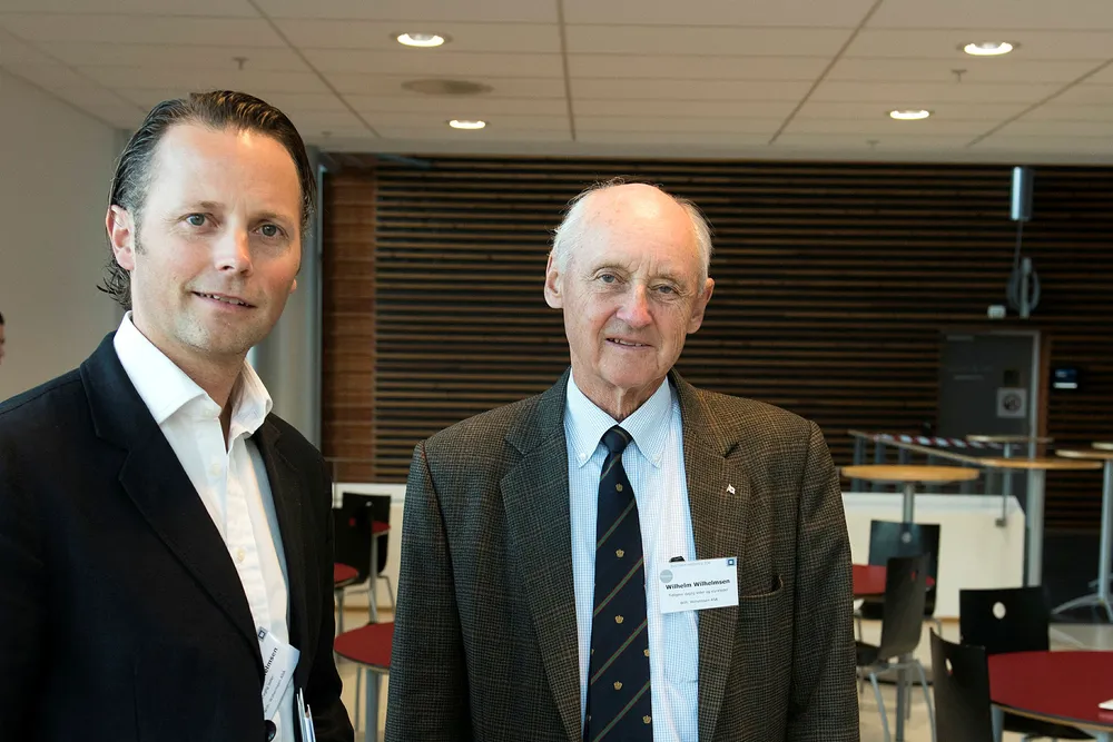Dagens konsernsjef Thomas Wilhelmsen og hans far Wilhelm Wilhelmsen avbildet på BIs styrekonferanse i 2016.