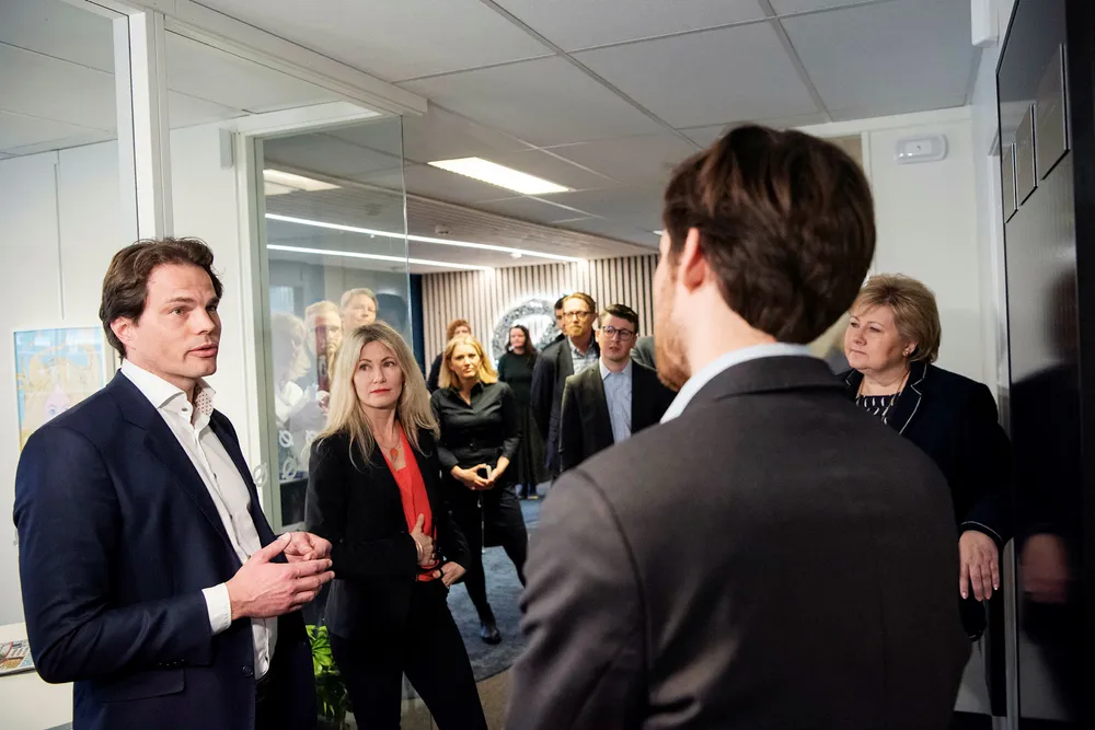 Statsminister Erna Solberg (til høyre) stilte opp sammen med Nysnø-sjef Siri Kalvig (i midten) da det statlige klimainvesteringsselskapet kunngjorde at det putter 20 millioner kroner inn i Disruptive Technologies, ledet av Erik Fossum Færevaag (til venstre). Investeringsdirektør Eivind Egeland Olsen står med ryggen til.