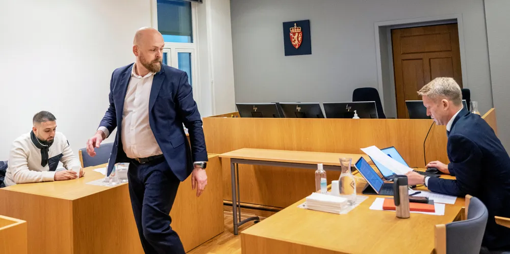 Abdul Jacoub representerte pizzarestauranten som tok Tinde Energi til retten. I midten advokat for pizzarestauranten Bjørnar Håland. Til høyre advokat for Tinde Energi, Anders F. Wilhelmsen. Eier av Tinde Energi, Raymond Henriksen, deltok via videolink fra Spania.