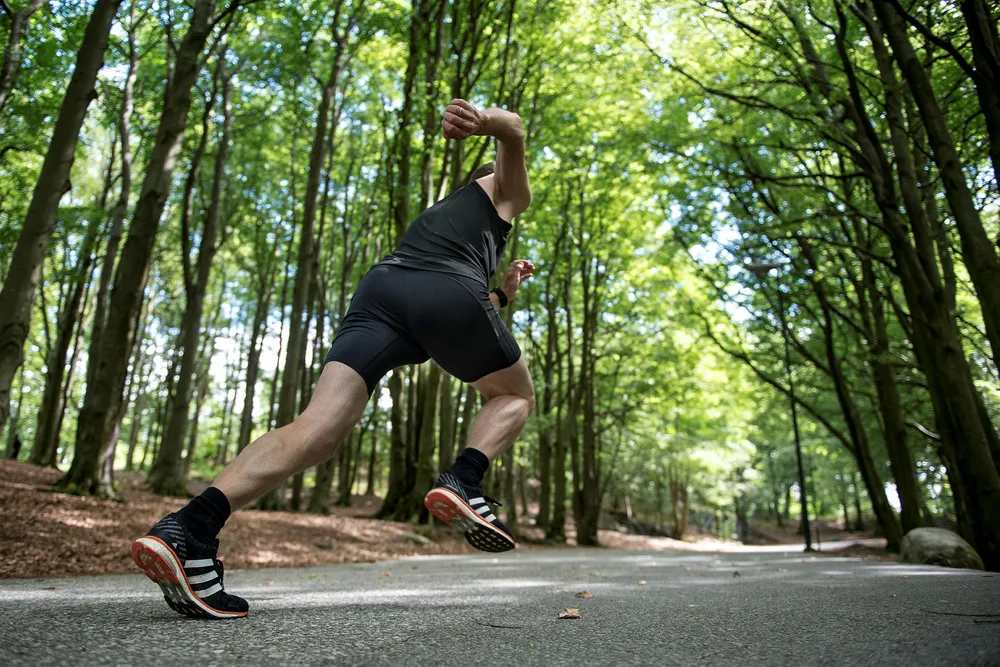 Flat out. Tore Knudsen gir jernet i ti-femten sekunder i oppoverbakke i én hensikt: å bli bedre på halvmaraton. En real spurt bedrer løpsøkonomien, mener fagsjef for utholdenhet i Olympiatoppen, Espen Tønnessen.