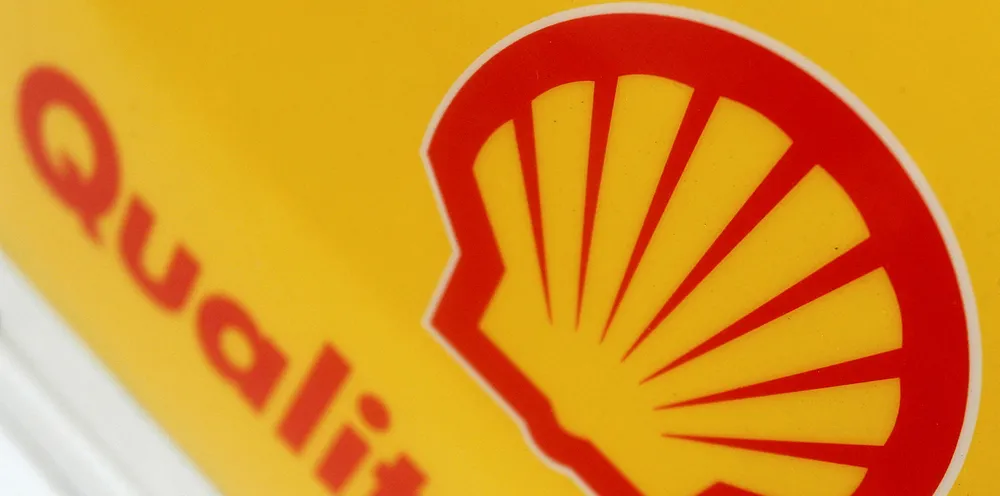 A Shell logo is displayed at a petrol station. The oil group is entering the race with EDPR.