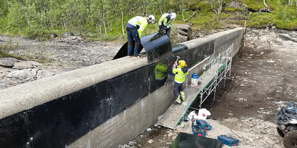 Det monters paneler på innsiden av dammen ved Sirkelvann. Disse er utstyrt med sensorer som overfører data til land. På denne måten kan man dokumentere at det ikke opptrer islast som er høyere enn det dammen kan tåle.