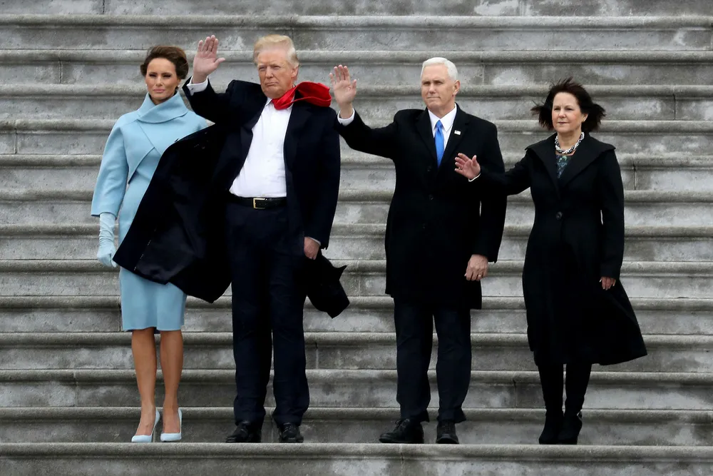 TAKK OG FARVEL. Førstedame Melania Trump, president Donald J. Trump, visepresident Mike Pence og kona Karen Pence vinker farvel til Barack og Michelle Obama, som forlater Det hvite hus timer etter at Trump ble tatt i ed. Foto: Rob Carr/AFP/NTB Scanpix