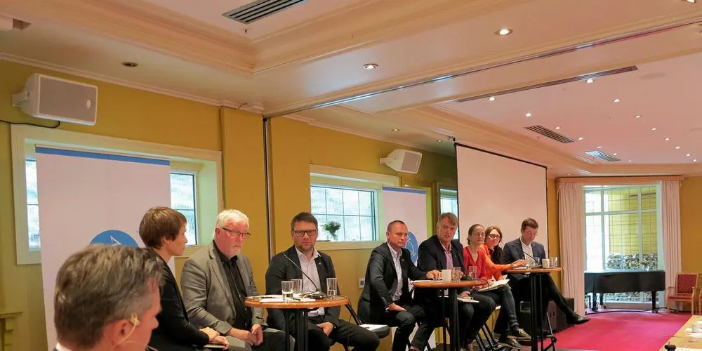 Deltagere i Fiskebåts debatt på Solstrand. Hotel. F.v. Odd-Kristian Dahle, Linda Nøstbakken, Geir Toskedal (KrF), Jonny Berfjord, Ronny Berg (Frp), Ove Trellevik (H), Idun Bortne (V), Ingrid Heggø (Ap) og Jon Askeland (Sp).Foto: Nils Torsvik