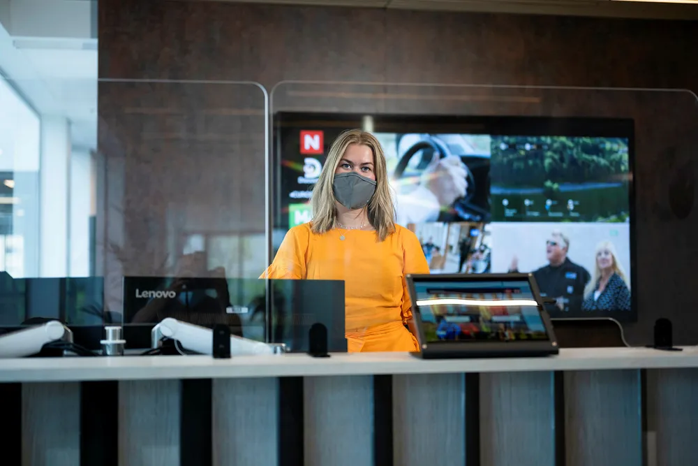 Servicekoordinator Pauline Løver Knive slipper ingen som ikke er ansatt eller har skrevet under på en mengde skjemaer forbi. Discovery har amerikanske eiere, og de som møter på jobb har brukt munnbind siden juni.