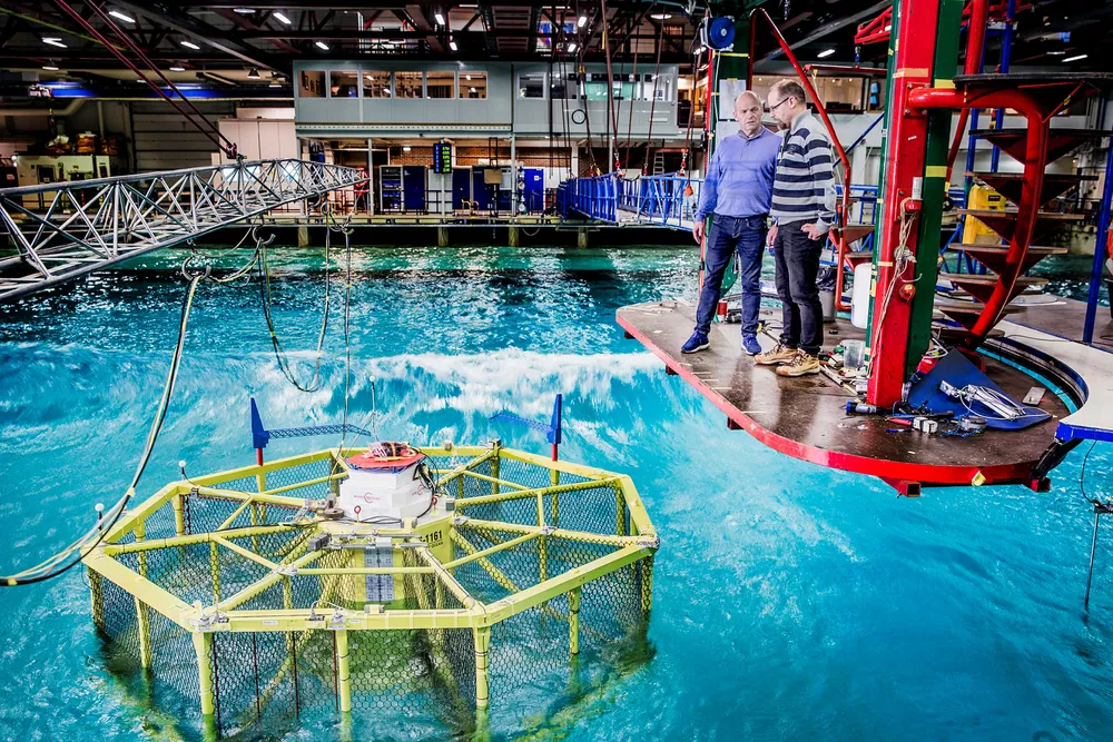 Mannen bak Mariculture-konseptet, Jan Vatsvåg (til venstre), bivåner bassengtestene med modellen som nå er ferdigbygd i Trondheim. Her sammen med modellbygger Ole Økland ved Sintef.