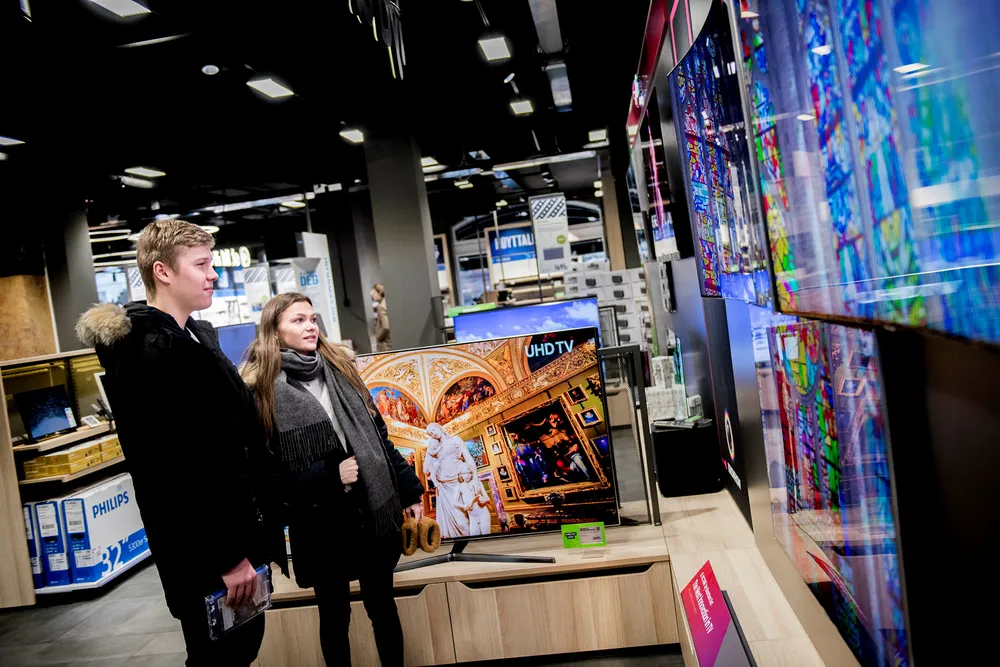Sofie Marie Løkke og Sebastian Lykke Nygaard kikker på de nye tv-apparatene på Elkjøp i Glasmagasinet i Oslo. De ser nesten ikke på lineær tv lenger. Foto: Fartein Rudjord