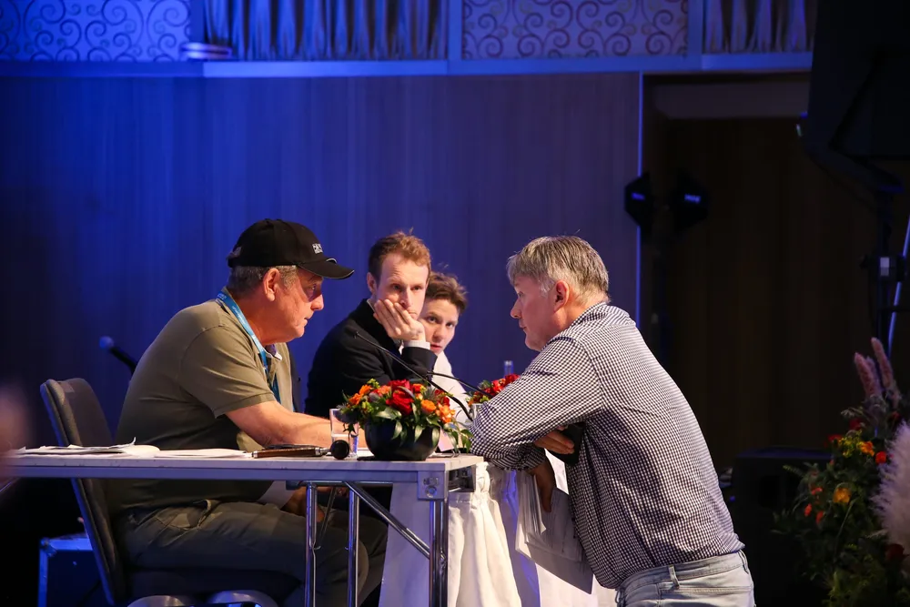 Fra årsmøte til Norges Råfisklag. Denne uken hadde laget valg, men de klarte ikke å velge representanter fra kjøpersiden selv om Stortinget har oppfordret dem til det. Smått utrolig, mener Fiskeribladet. Her er Einar Helge Meløysund i diskusjon med Sten Angelsen (t.v.), Audun Reiertsen og Brynjar Torsteinsson.