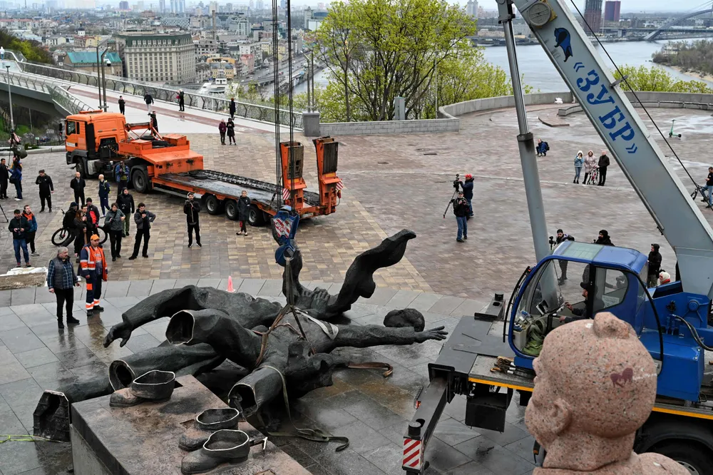 Historic ties broken: workers dismantle the Soviet monument to Ukraine-Russia friendship in the Ukrainian capital Kyiv on 26 April