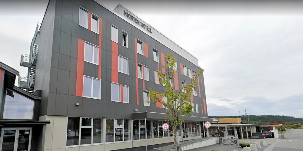 Det var inne på på Hjorten Hotell i Fillan på Hitra at slåssingen skjedde.