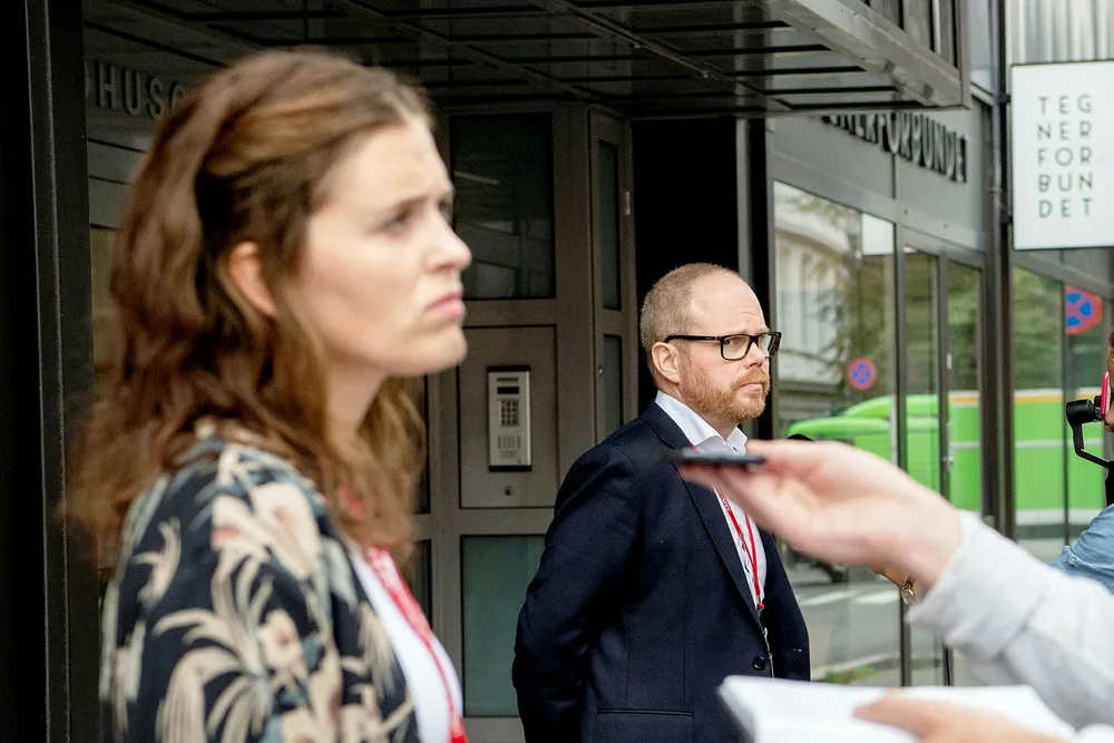 Sjefredaktør Gard Steiro og nyhetsredaktør Tora Bakke Håndlykken i VG fikk spørsmål om ledelsens håndtering av evalueringsrapporten om Bar Vulkan-saken under allmøte i VG.
