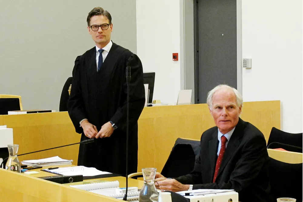 Atle Bergshaven (til høyre) mener broren skal få vel 181 millioner for aksjene. Til venstre hans advokat Kaare Andreas Shetelig fra Wikborg Rein. Foto: Harald Berglihn