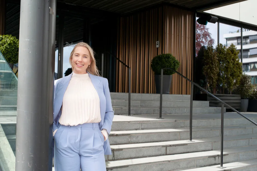 Hege Julianne Nevestad, direktør på Radisson Blu Caledonien Hotel i Kristiansand, smiler bredt etter fantastiske hotelltall.