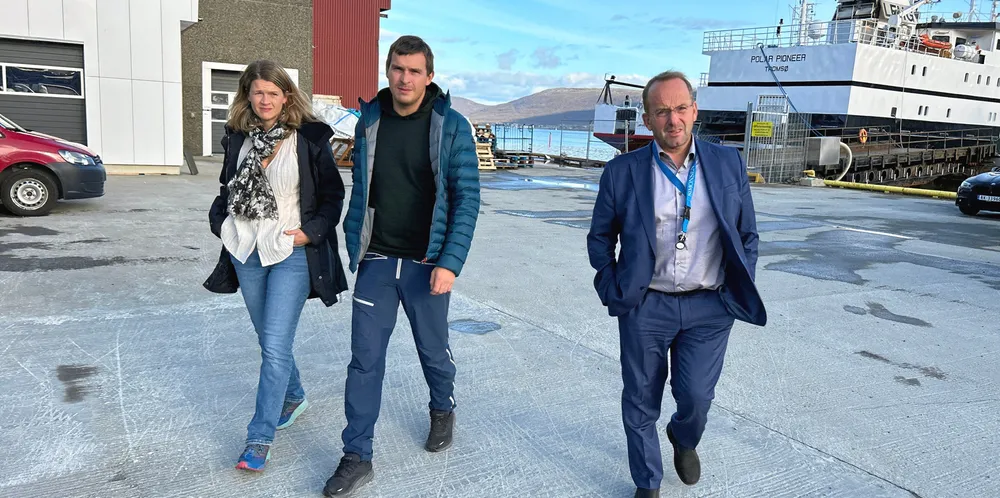 Styreleder Kenneth Mikkelsen (t.h.) i Grimsholm Fiskedrift uttaler seg på vegne av eierne. Her sammen med Ingvild Elise Karlsen som vil bli fisker og administrerende reder Knut Martin Karlsen.