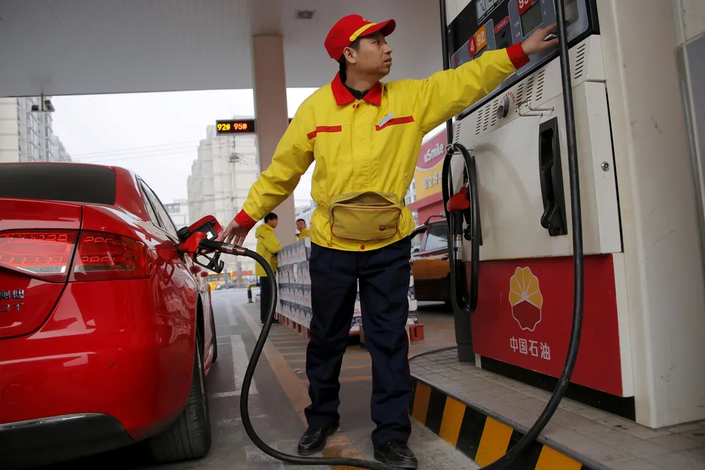 Det kinesiske olje- og gasselskaper PetroChina og forsikringsselskapet China Life Insurance vil levere søknad om å bli strøket fra notering ved amerikanske børser på mandag. Frakoblingen mellom verdens to største økonomiske supermakter skyter fart.
