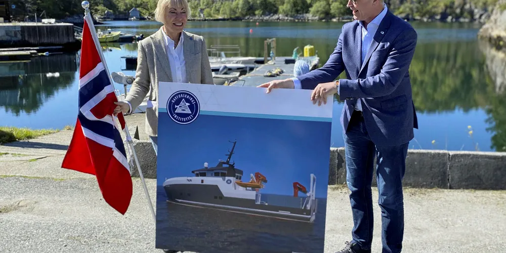 HI-direktør Sissel Rogne og fiskeriminister Odd Emil Ingebrigtsen feirer bevilgningen til ny forskningsbåt.
