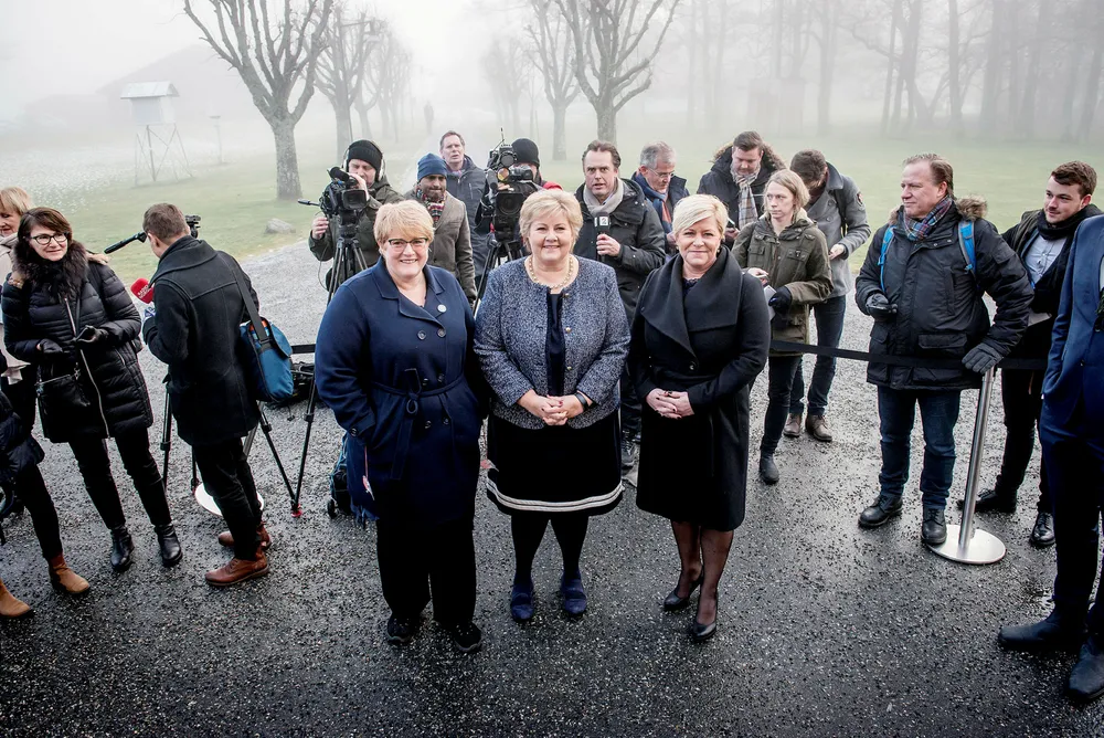Venstre-leder Trine Skei Grande (fra venstre), statsminister Erna Solberg (H) og Fremskrittspartiet-leder Siv Jensen har brukt mye tid siden 2. januar på Hotell Jeløy Radio i Moss. Foto: Gorm K. Gaare