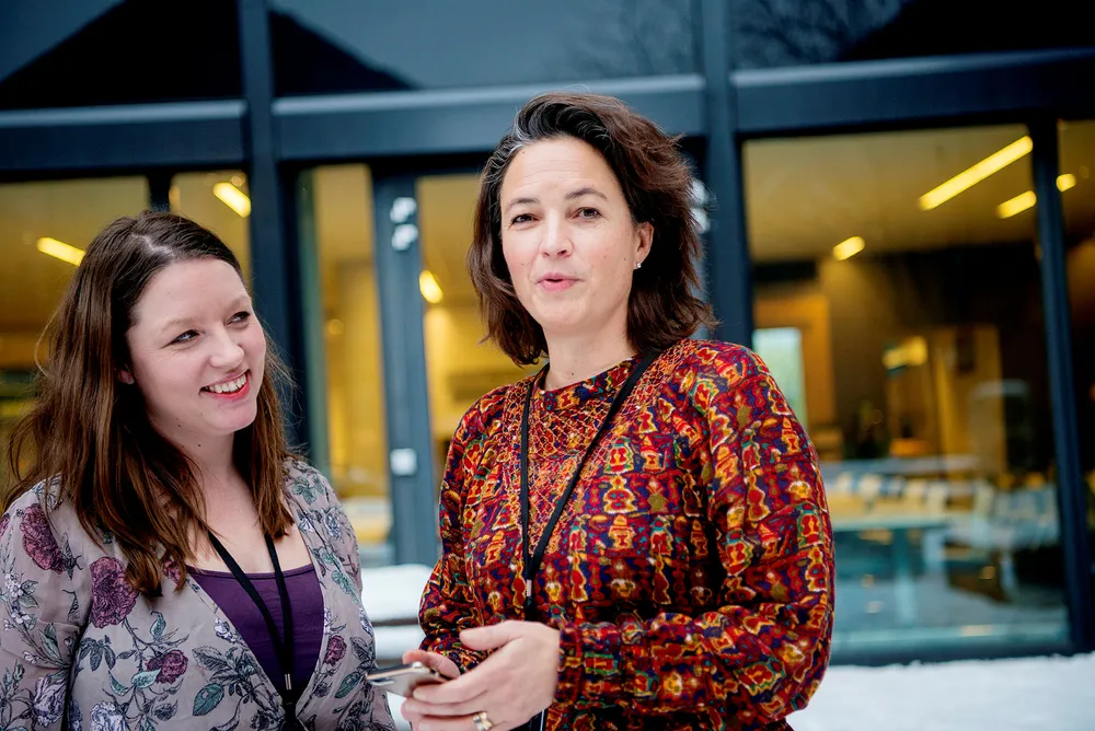 Ifølge Ingvild Østvold (til venstre) og Nathalie Warembourg i Ipsos er kvinner overrepresentert på mer «visuelle» sosiale medier som Instagram og Snapchat, mens menn er hyppigere brukere av mer jobblignende tjenester som Twitter og LinkedIn. Foto: Mikaela Berg