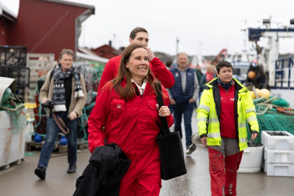 Fiskeri- og havminister Marianne Sivertsen Næss og klima- og miljøminister er Andreas Bjelland Eriksen var nylig på besøk hos rekefiskere i Utgårdskilen.