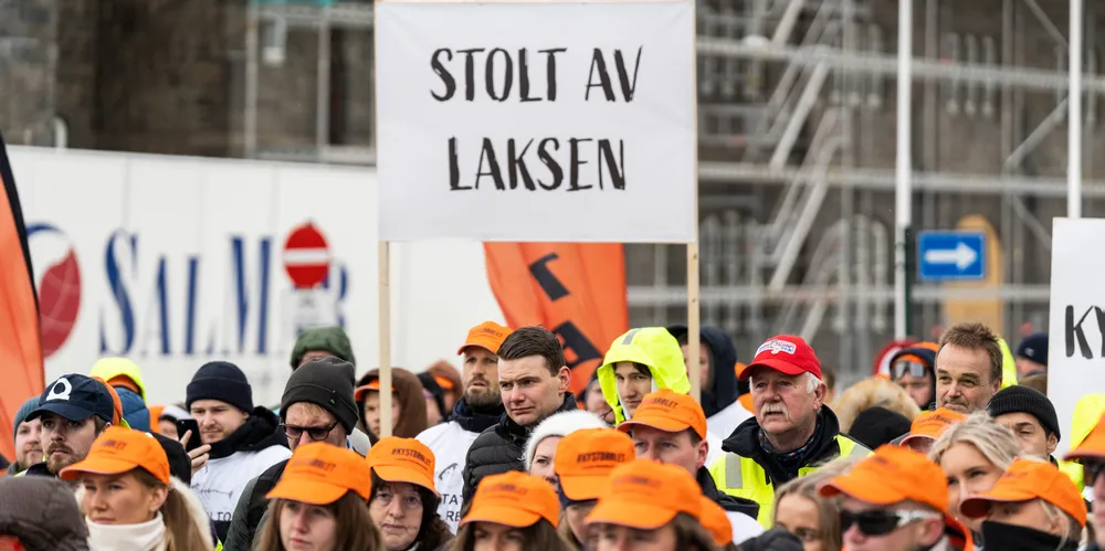 Ansatte i havbruksnæringen demonstrerte mot lakseskatten både her i Trondheim under Senterpartiets landsmøte, samt foran Stortinget noen måneder før. Etter en langt dragkamp ble skatten kuttet fra foreslåtte 40 prosent, til 25 prosent – men selskaper rapporterer nå om langt lavere effektiv skatteprosent.