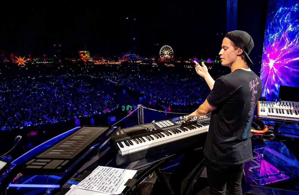 Kygo har så langt i år hatt 67 mann fordelt på tre busser og ti trailere med utstyr i sving for å tilbakelegge 14 konserter i USA og 16 i Europa. Hans egen turné har solgt over 180.000 billetter. At Kygo ikke sto oftere på scenen ble hovedårsaken til en liten nedgang i omsetning for selskapet hans i fjor. Her under Coachella-festivalen i USA i april. Foto: Christopher Polk/Getty Images/AFP