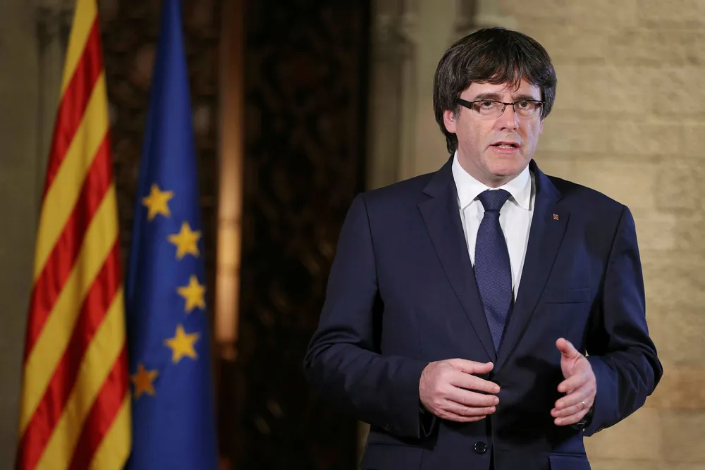 Catalonias president Carles Puigdemont holder tale i Barcelona kvelden etter at den spanske regjeringen begynte prosessen for å frata regionen selvstyret. Foto: Ruben Moreno / AP / NTB scanpix