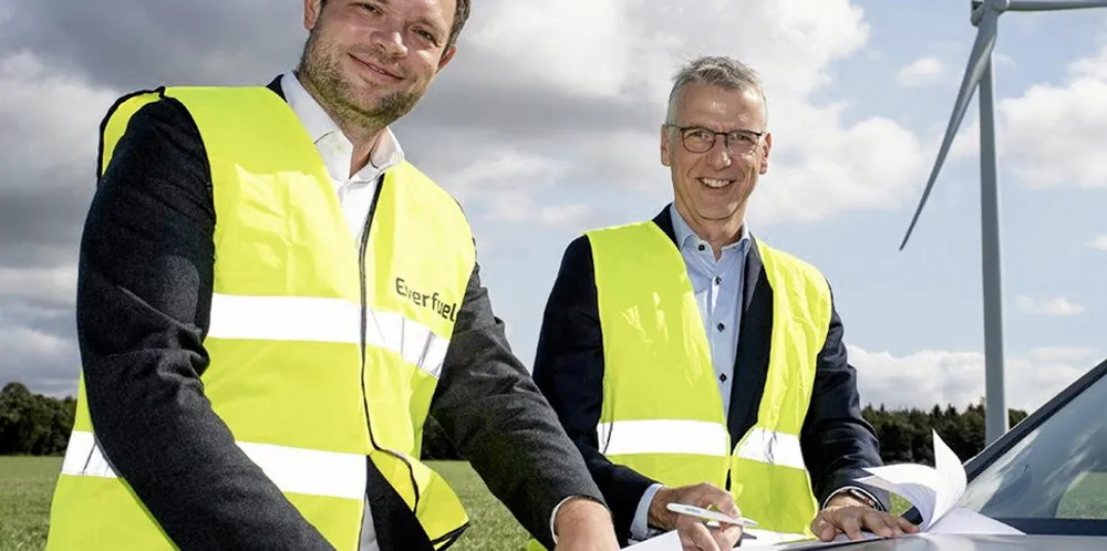 Siemens Gamesa CEO signs the deal to distribute the green H2.
