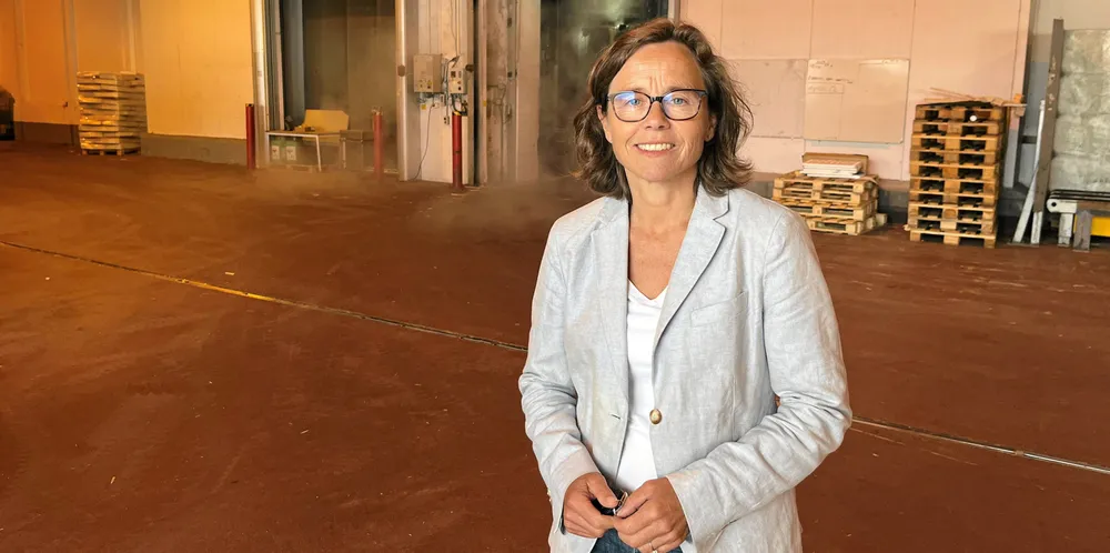 Inger Marie Sperre i Brødrene Sperre, her utenfor fryselageret på Ellingsøy.