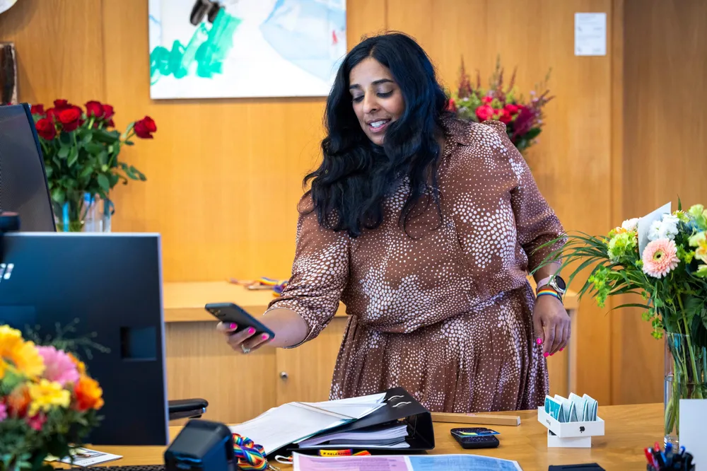 Profil på den nye statsråden i kulturdepartementet Lubna Jaffery. Jaffery sjekker mobilen.