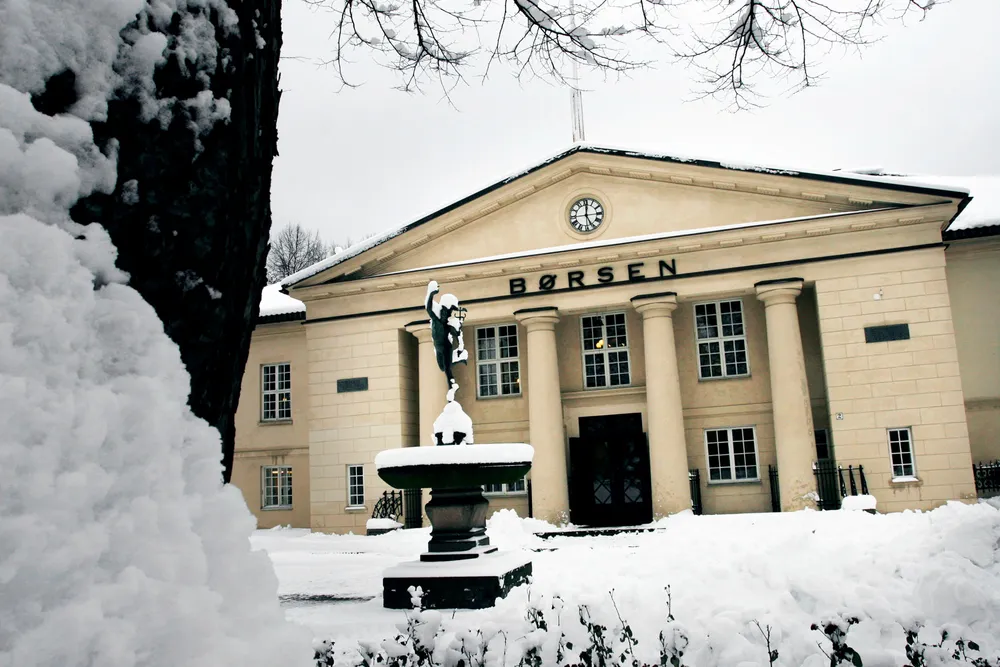 Oslo Børs og desember betyr nyttårsraketter fra DNB Markets.