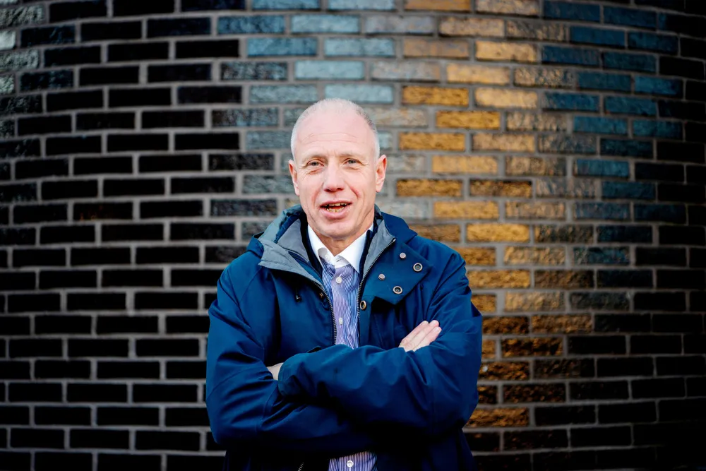 Fondsforvalter Kristian Tunaal mener innpusten til Oslo Børs er noenlunde positiv før Børsen åpnet. Etter at oljeprisene har stabilisert seg noe og Asia-børsene i morgentimene holdt seg positive. Likevel falt Børsen fra start.