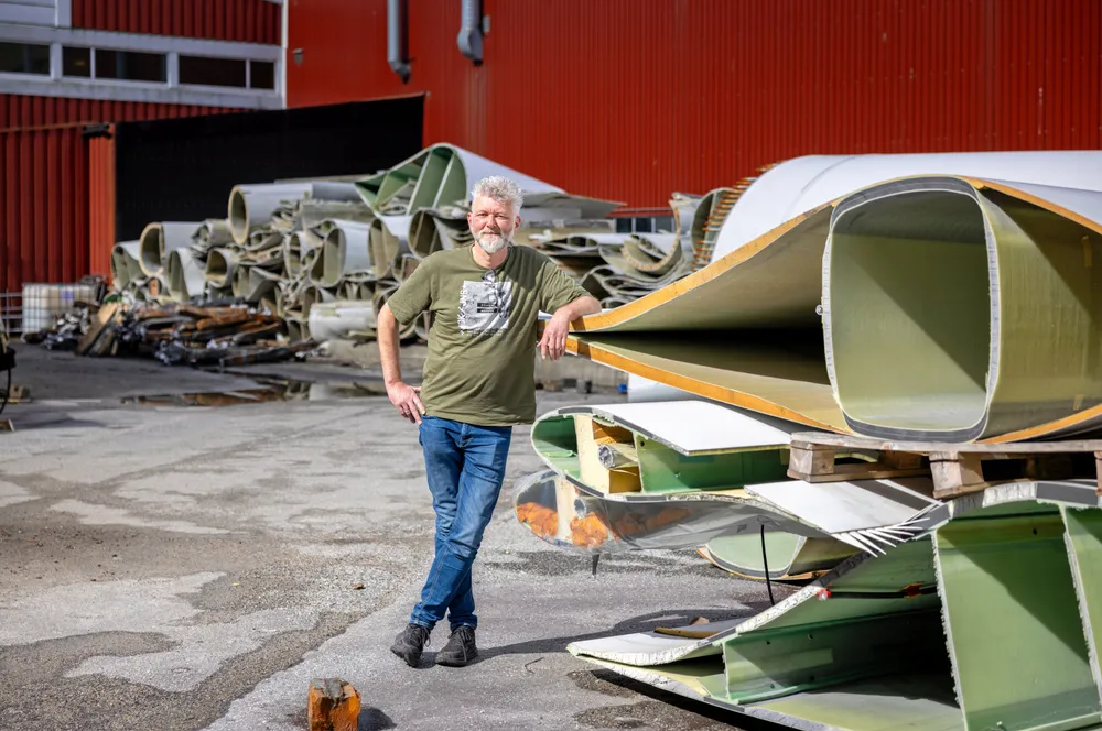 Daglig leder Jan Henning Øyehaug i Vest Resirkuleringssenter foran kasserte vindturbiner som nå resirkuleres til blant annet glassfiber til bruk i båter.