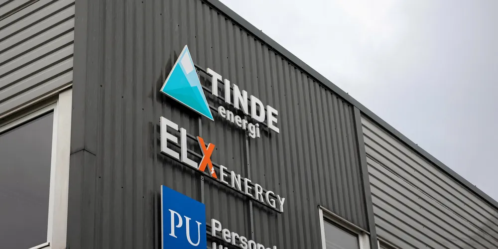 Det har stormet rundt Tinde Energi siden gunstige fastpriskunder ble kastet ut av strømavtalen sin. Nå går de ut til kundene med tilbud for å få økonomien til å gå rundt.
