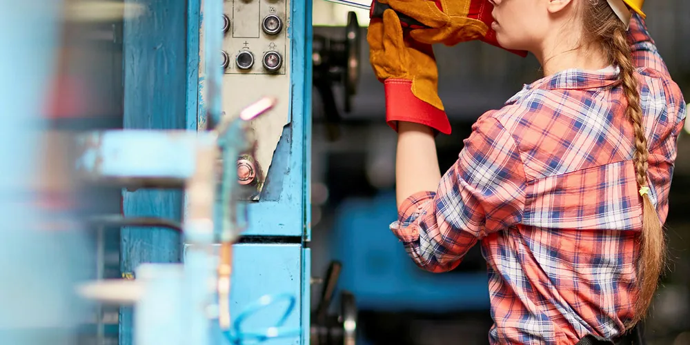 FÅ MONTØRER: Få kvinner studerer og jobber med elektrofag. Illustrasjonsfoto: Shutterstock
