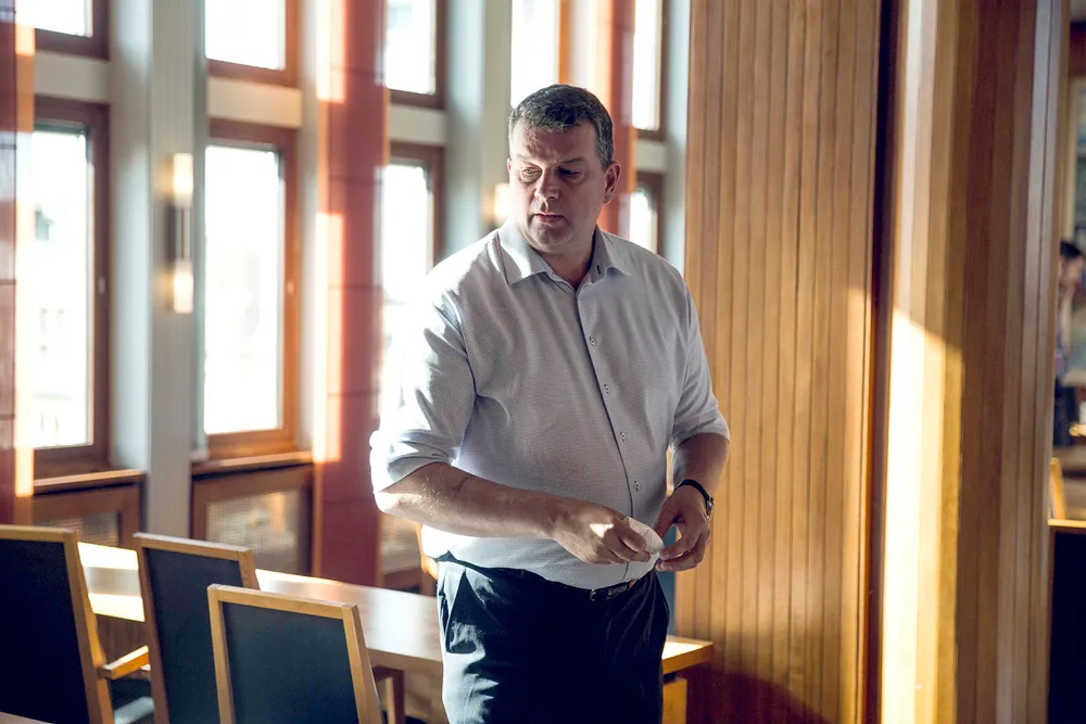 LO-leder Hans-Christian Gabrielsen sier at kontantstøtten til bedrifter må ikke bli en åpen pengekasse på gaten. For å unngå det må vi få vite hvem som får støtten og det i realtid.