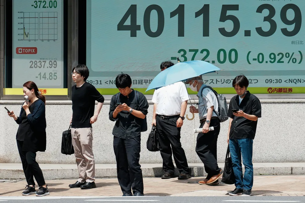 Det er en bred oppgang ved børsene i hele Asia. Unntaket er ved Tokyo-børsen, hvor Nikkei-indeksen har falt md en prosent. Handelsforhandlingene med USA pågår for fullt og president Donald Trump er ikke fornøyd.