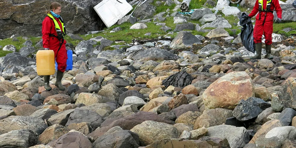 MER PLASTSØPPEL: Kamilla Kongsbakk (t.v.) og Adrian Kristiansen med enda mer plastsøppel de har funnet på stranda i Akkardfjord i Hammerfest kommune. De to var en del av en gruppe ungdommer som var med i et strandryddingsprosjekt på Kvaløya i sommer i regi av Cermaq. Dette var sommerjobben til ungdommen.