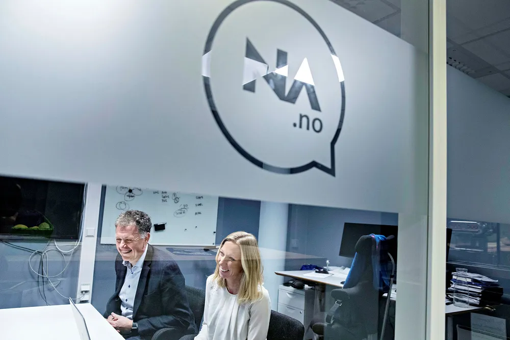 – Vi ble nesten satt ut i skogen for å dø, og måtte finne bær for å overleve, sier Nettavisen-redaktør Gunnar Stavrum om årene med millionunderskudd. Her sammen med økonomidirektør Stine Hvam. Foto: Aleksander Nordahl