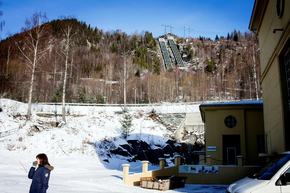 Ordfører Eli Hovd Prestegården i Nore og Uvdal må kutte kraftig i kommunebudsjettet fordi vannkraften fra Norefallene bak henne er mindre verdt enn før. Foto: Javad Parsa
