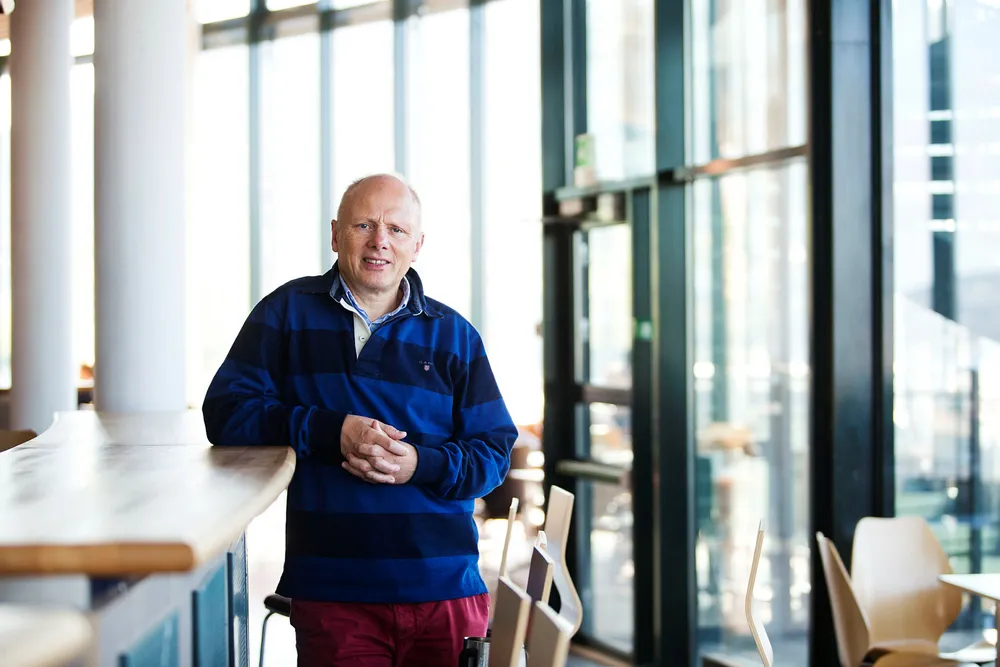 Johan Giertsen, som driver nettstedet «Poll of polls», peker på at det er 32 år siden Høyre gikk til valg fra statsministerposisjon. Foto: Emil Weatherhead Breistein