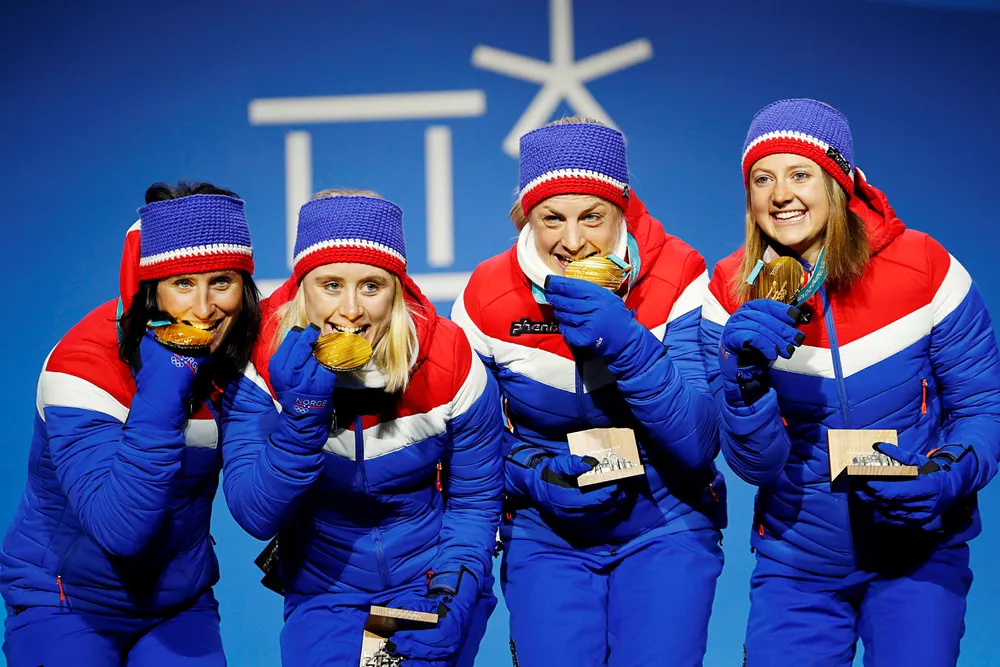 Marit Bjørgen (fra venstre), Ragnhild Haga, Astrid Uhrenholdt Jacobsen og Ingvild Flugstad Østberg tok OL-gull i stafett og fikk medaljene utdelt på Medals Plaza i Pyeongchang. Stafetten ble også en opptur for TV Norge. Foto: Poppe, Cornelius,/NTB scanpix