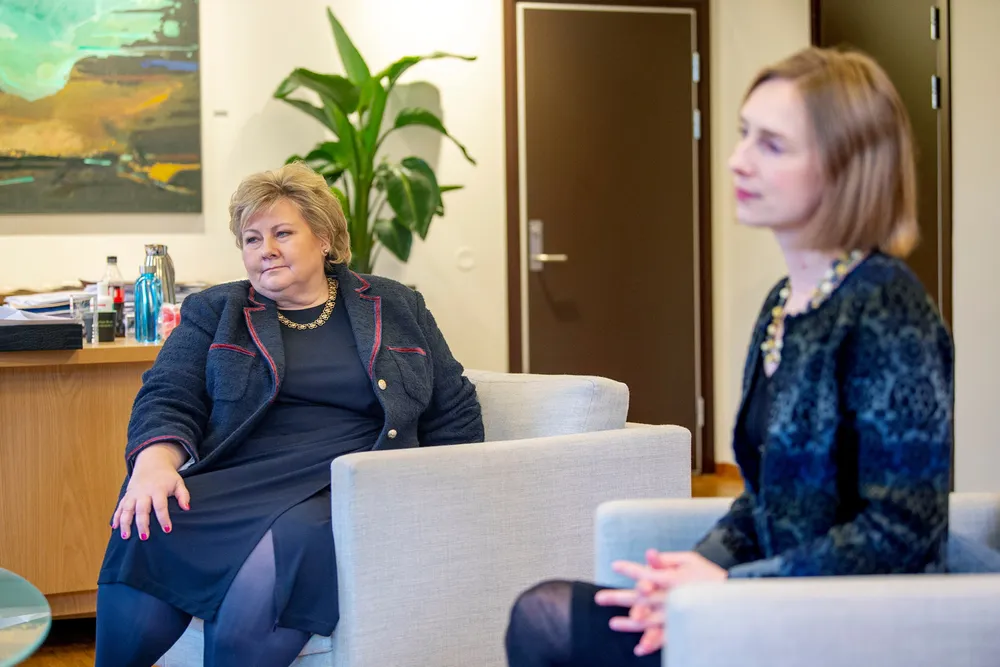 Statsminister Erna Solberg annonserer at en viktig ordning for næringslivet forlenges. Hun krysser fingre for at den hypersmittsomme virusvarianten fra Sør-Afrika ikke biter seg fast. Her med næringsminister Iselin Nybø, som er ansvarlig for kompensasjonsordningen.