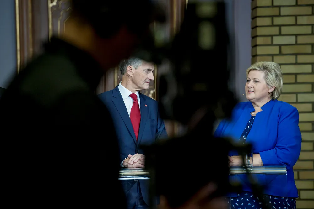 Sammen er de svakere enn før. Her er Ap-leder Jonas Gahr Støre Ap og statsminister og Høyre-leder Erna Solberg i partilederdebatten på Stortinget under årets valgnatt.
