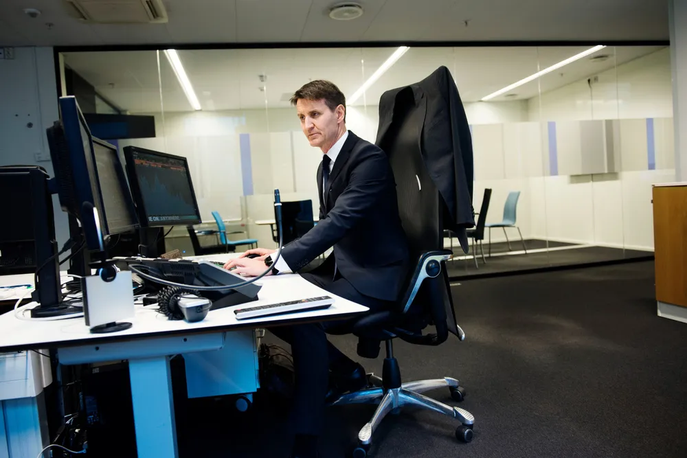 – Nå har man ikke bare et inflasjonsproblem, men man har et tilsynelatende stressproblem i finansmarkedene og det er vanskelig å kvantifisere, sier valutastrateg Nils Kristian Knudsen.