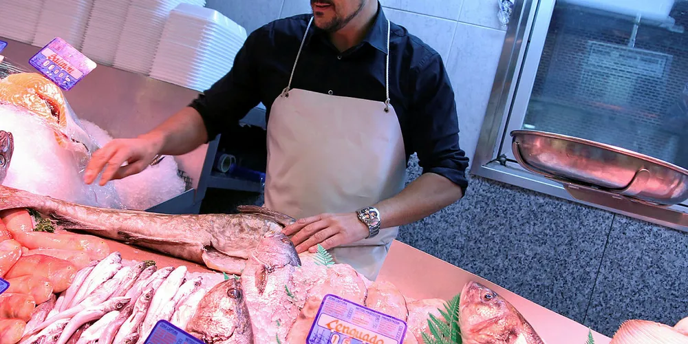 Rikholdig spansk fiskedisk med konkurranse om artene.