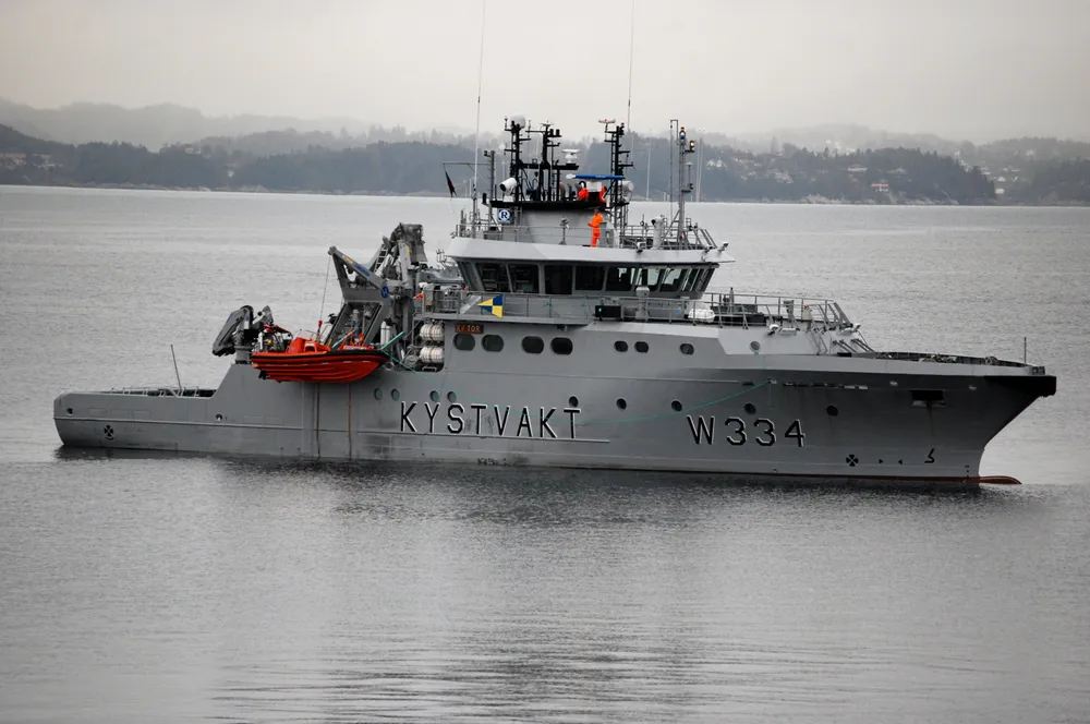Det var Kystvaktens kontroll av fangsten på reketråleren som avdekket altfor mye reker under minstemål. KV «Tor» er et av skipene i indre kystvakt som patruljerer mye i sør.