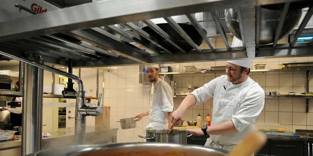 VELDUFTENDE: Fisk er fremtiden for Norge, men skjønner politikerne det? Kanskje lukten av fisk ikke frister likevel? Her er lager kokkene Ørjan Berg (t.v.) og Stian Viken velduftende bacalao.Foto: KJERSTI KVILE