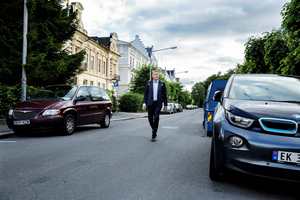 DNB-sjef Rune Bjerke pleier å spasere til jobben om sommeren. Han tror boligprisfall i en kort periode kan være sunt, og at banken vil unngå store tap hos kundene. I Oslo falt prisene vel tre prosent bare i juni. Foto: Fredrik Bjerknes
