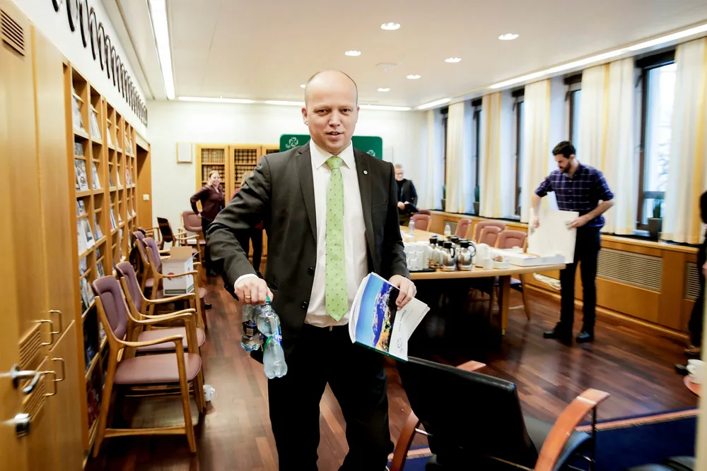 Sp-leder Trygve Slagsvold Vedum, som tirsdag la frem partiets alternative budsjettforslag, vil la FNs høykommissær for flyktninger være med på å avgjøre om Norge skal ta imot 1000 kvoteflyktninger eller bruke pengene på hjelp i nærområder.